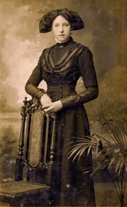エドワード朝時代の女性の肖像、イーストボーン、1908年頃（写真） 作： . .