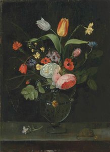 ガラスの花瓶に入ったバラ、チューリップ、水仙、その他の花、マウスのある石の棚の上（オークパネルに油彩） 作： . .