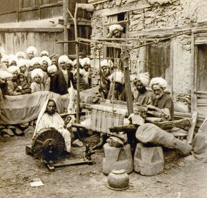 1901年頃、インド・カシミール地方のスリナガルで、毛糸のショールを紡ぎ、織っている様子（写真 作： Frederick (attr. to) Barnard