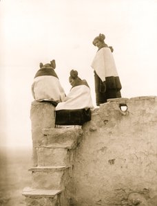 アドビの階段の上にいる3人のホピ族の女性（ニューメキシコ州 1906年）（写真 作： Hippolyte Lalaise Devéria