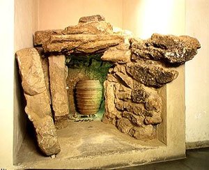 骨壷とエトルリアの墓の再建 作： after Etruscan