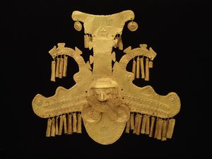 頭に紋付きのワニが並ぶ頭飾り、ヨトコ時代、c.100-700（金）
