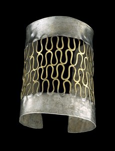腕章、紀元前200年-西暦400年（槌で打たれた銀と細工された金） 作： culture Vicús