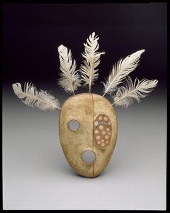 マスク：19世紀後半の山の悪霊（木、ペンキ、羽） 作： culture Yupik