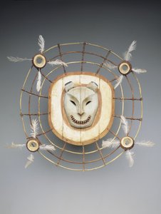 19世紀後半のクマの精を描いたマスク（木、ペンキ、繊維、腸コード） 作： culture Yupik