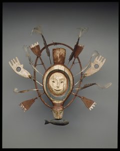 19世紀後半のアザラシまたはラッコの精霊によるマスク（木材、塗料、腸コード、羽毛） 作： culture Yupik
