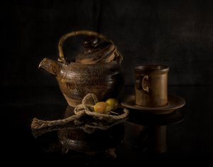 土の温もりを感じるティーポットの静物画 作： 