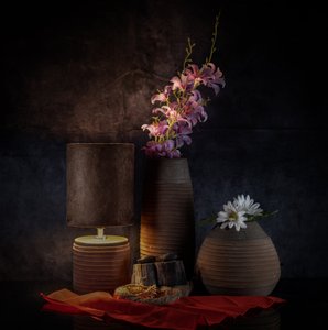 ムーディな花の静物画 作： 