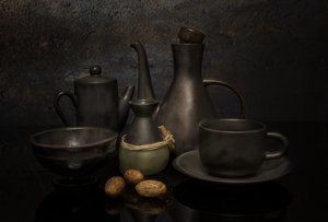 ムーディ・ポタリーの静物画 作： 