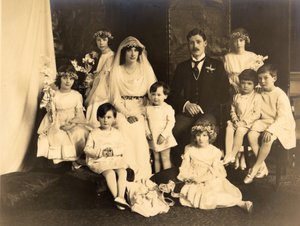 レディー・ドロシー・キャベンディッシュとハロルド・マクミランの結婚式での集合写真 作： Unbekannt Unbekannt