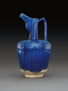 ニシャプールの成形された単色コバルトブルーの釉薬を施した陶器の小皿、イラン東部（陶器 作： School Iranian