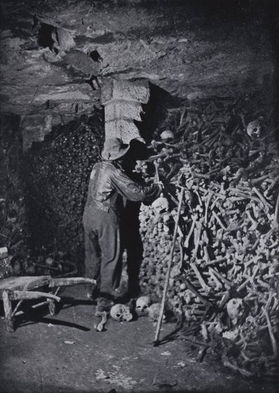 パリのカタコンベの中で（モノクロ写真 作： Nadar