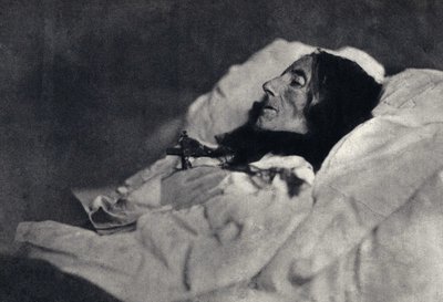 詩人マルセリーヌ・デボルド・ヴァルモア(Desbordes-Valmore)(1786-1859)の死に際の肖像。撮影は1859年、Felix Tournachon dit Nadar（1820-1910）。印刷は19世紀末、ナダールの父、ヴィクトール・トゥルナション。 作： Nadar