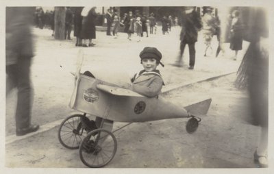 おもちゃの飛行機の男の子 (白黒写真) 作： (after) English photographer