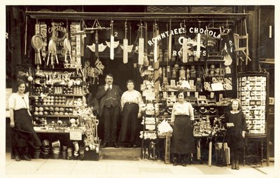 海辺のリゾート地にあると思われる雑貨店 (白黒写真) 作： (after) English photographer