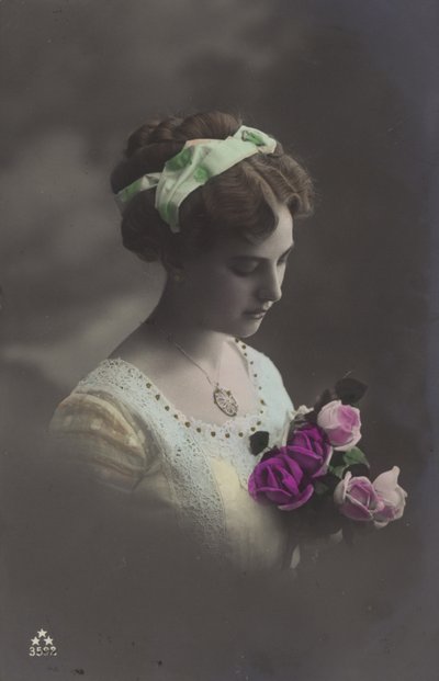 バラの花束をじっと見つめる少女（カラー写真） 作： (after) English photographer