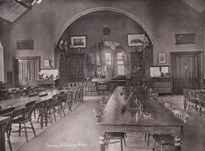 マンチェスター、オーウェンズ・カレッジ図書館と閲覧室（モノクロ写真） 作： (after) English photographer