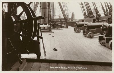 HMS ヴィクトリーのクォーターデッキ、楽しみにしています (白黒写真) 作： (after) English photographer