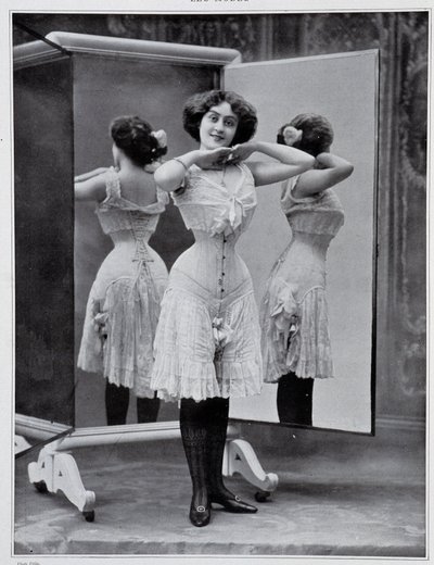 Thyldaコルセットを装着したモデル、写真：Félix - 「Les Modes」1907年12月号。 作： (after) Felix Studio