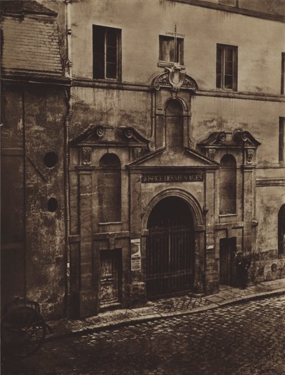 1868年、セーブル通りにあったホスピス・デ・メナージュの入り口（モノクロ写真 作： (after) French Photographer