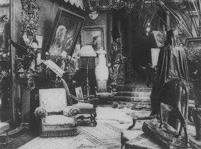 サラ・ベルナールの家で（モノクロ写真 作： (after) French Photographer