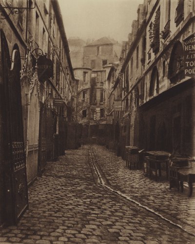 レンヌ通りの下にあるドラゴンの中庭（モノクロ写真 作： (after) French Photographer