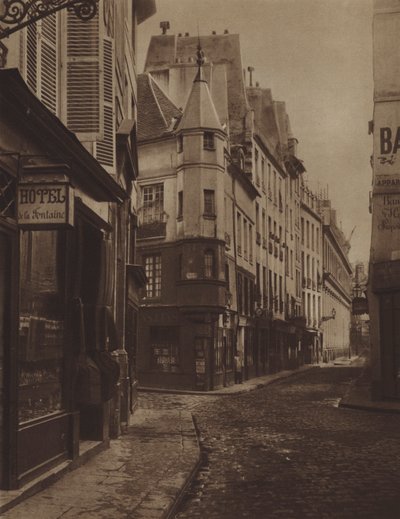 1866年、Larrey通りの角にある旧エコール・ド・メディシン通り、左にはマラットの家（モノクロ写真 作： (after) French Photographer