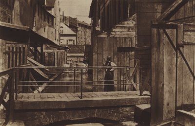 ゴブラン通りの下にあるビーヴル川の岸辺（モノクロ写真 作： (after) French Photographer