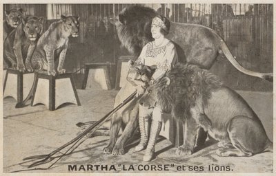 マーサ "ラ・コルス "とライオンたち（モノクロ写真 作： (after) French Photographer