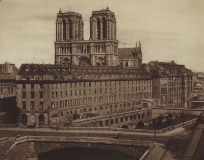 旧ホテル・デューに隠されたノートルダム寺院（モノクロ写真 作： (after) French Photographer