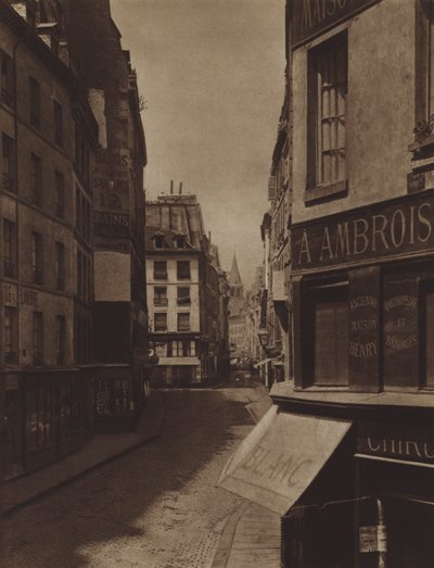 1866年のエコール・ド・メディシン通り、一部が破壊されオデオンの地下鉄プラットフォームに置き換えられている、遠くサンジェルマン・デ・プレ方面、サント・マルグリット通り（モノクロ写真）。 作： (after) French Photographer