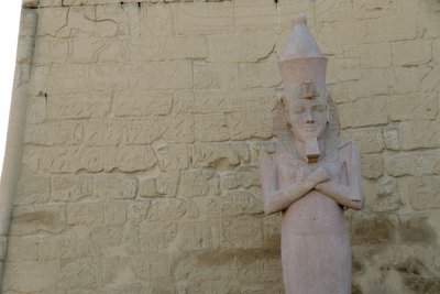 ルクソール神殿、ルクソールにある古代エジプト建築 作： Albert Mansour