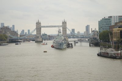 ロンドンの中心部、テムズ川に架かるロンドン・ブリッジ 作： Albert Mansour