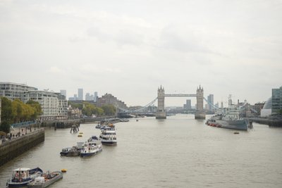 ロンドンの中心部、テムズ川に架かるロンドン・ブリッジ 作： Albert Mansour