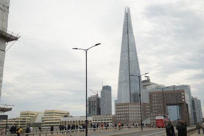 ロンドンの中心部、テムズ川に架かるロンドン・ブリッジ 作： Albert Mansour