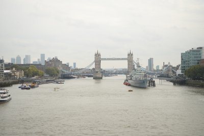 ロンドンの中心部、テムズ川に架かるロンドン・ブリッジ 作： Albert Mansour