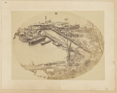 [1864年5月16日］［USMRR建設部隊、ベル平野下埠頭］。 作： A.J. Russell