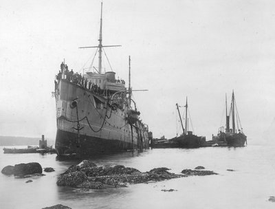 1903年に座礁したHMSフローラ（モノクロ写真 作： A. Edward Jones and Co.