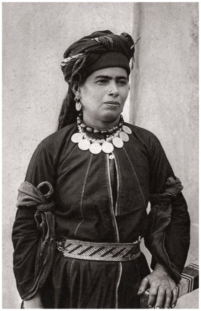 最高の衣装を着たクルド人女性、イラク、1925年 作： A. Kerim