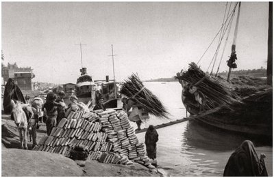 ボートから貨物を降ろす、ムハイラ、バグダッド、イラク、1925年。 作： A. Kerim