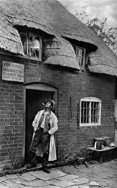 ショップ、ウスターシャー、c1922の外でパイプを吸う男性。 作： A. W. Cutler