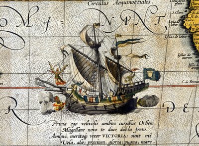 オランダのアブラム・オルテリウスの地図（1580年）に描かれた、太平洋を横断したマゼランの船「ビクトリア」。 作： Abraham Ortelius