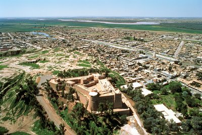 紀元前640年にアッシリア人によって破壊された後、アケメネス朝によって復元された町の航空写真 作： Achaemenid
