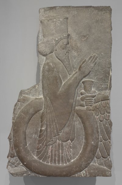 翼のある円盤の中のアフラマズダ、ペルセポリス、紀元前486～460年（石灰岩） 作： Achaemenid