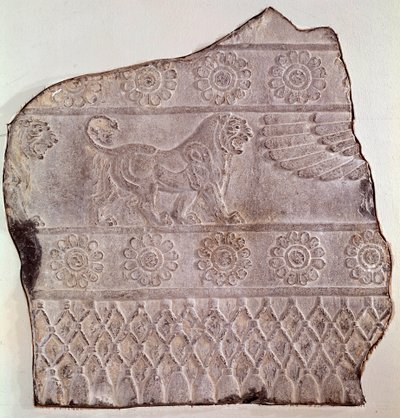 歩行するライオンを表す低層レリーフの断片。ペルセポリス（イラン）出土 紀元前460年 ルテニード期シアトル、アートミュージアム 作： Achaemenid
