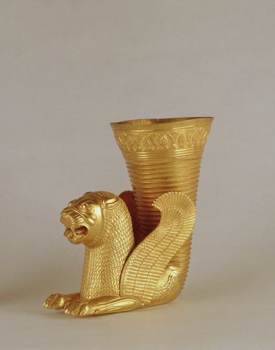 イランのハマダーンから着席したライオンモンスターの形をしたライトン（ゴールド） 作： Achaemenid