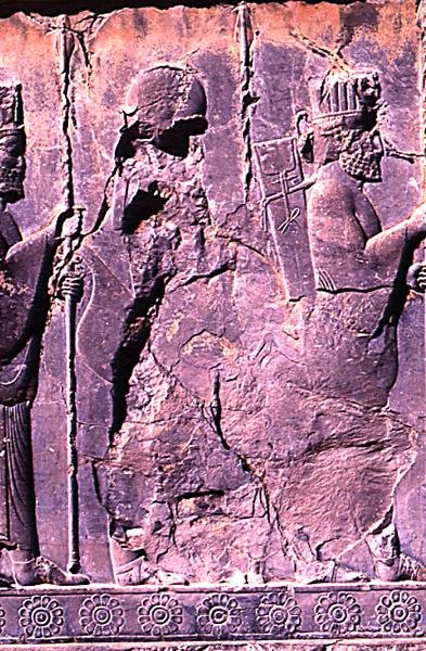 百円柱ホール（石）の西入口から見た要人の列（詳細）（179105参照） 作： Achaemenid