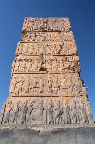 百列ホールへの西の入口。王を支える要人の列が上に描かれています 作： Achaemenid