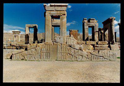 タチャラ（ダリウスの私邸）の西側の正面。紀元前485年に建てられ、アルタクセルクセス3世が紀元前360-50年に追加した階段 作： Achaemenid
