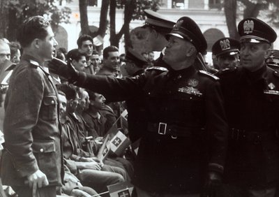 兵士に敬礼するムッソリーニ（モノクロ写真 作： Achille Villani